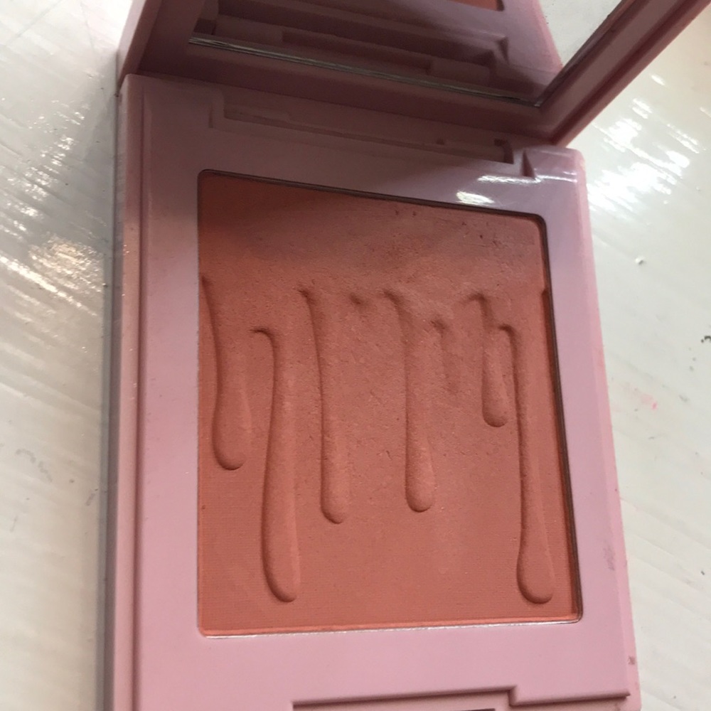 KYLIE JENNER BLUSH COSMETICS MAKEUP